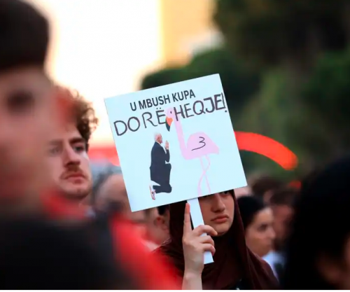 Protestuesit në Shqipëri dalin me pesë kërkesa, por vëmendja zhvendoset te personi që i lexoi ato