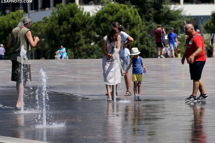 Vala e të nxehtit kaplon edhe Shqipërinë