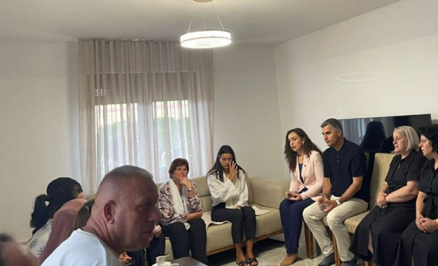 Osmani viziton familjen Meniqi, shpreh ngushëllime për vdekjen tragjike të 22-vjeçarit nga Vushtrria