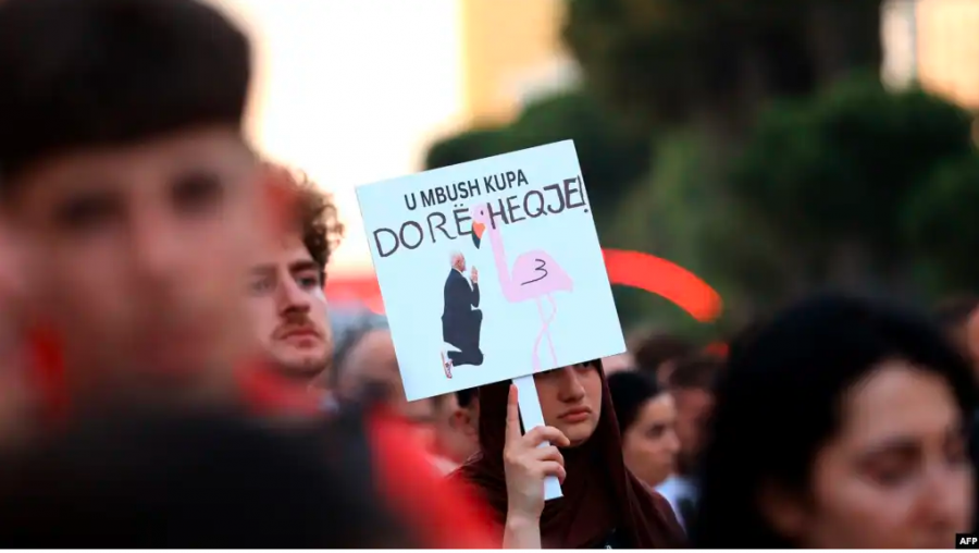 Protestuesit në Shqipëri dalin me pesë kërkesa, por vëmendja zhvendoset te personi që i lexoi ato