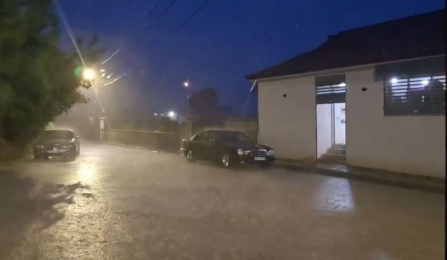 Shi i rrëmbyeshëm e rrufe, përkeqësohet moti në disa zona të Shqipërisë