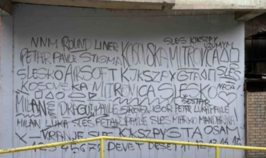 Shkruan grafitin “Kosovska Mitrovica” në veri, katër persona shoqërohen në polici