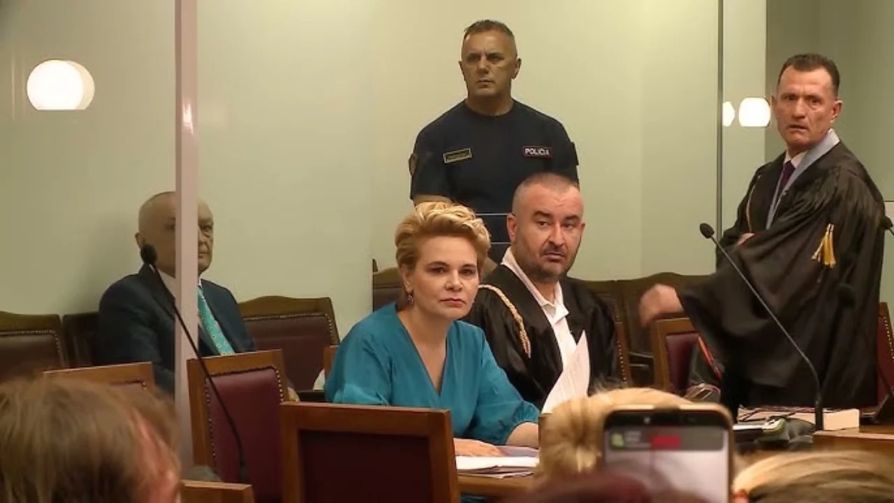  I di vetë ajo veprimet e saj    Mos u merr me llafe grash   përplasje në sallën e gjyqit mes Metës e Kryemadhit