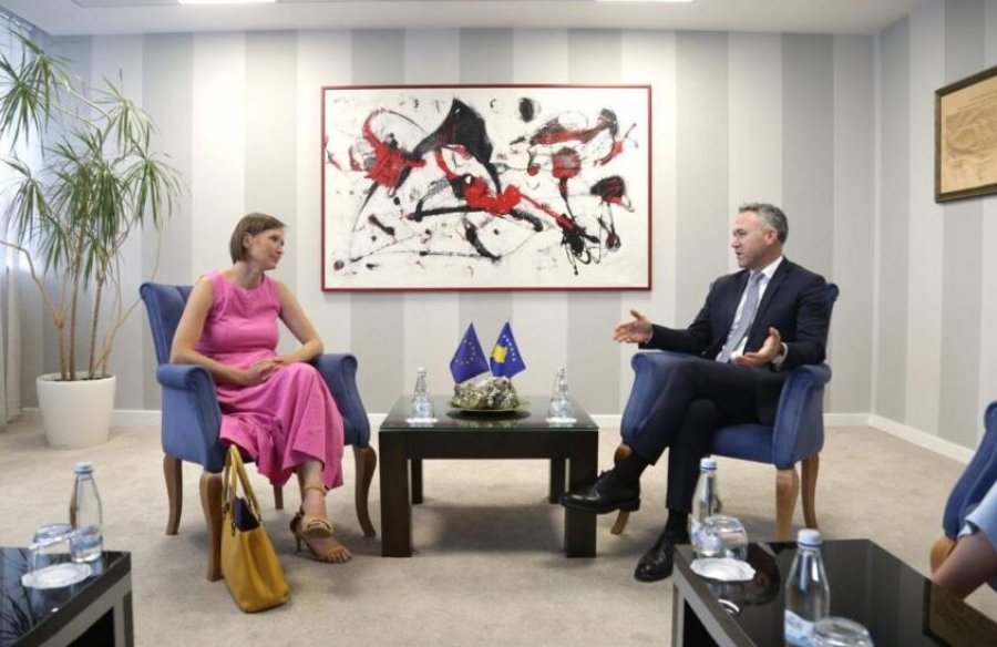 Zulfaj takon përfaqësuesit e Zyrës së BE së në Kosovë  diskutohen reformat dhe procesi i anëtarësimit