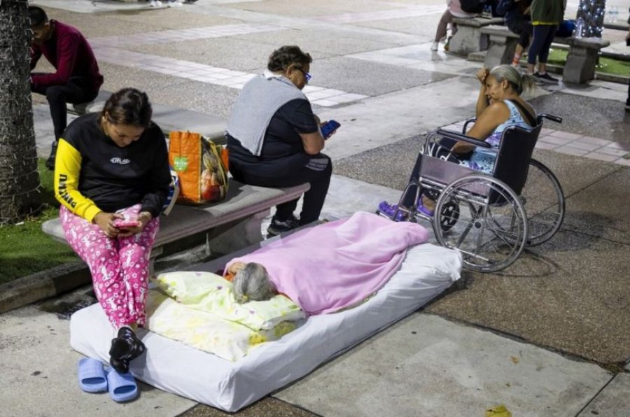 Njerëzit në Venezuelë detyrohen të flenë në rrugë pas tërmetit