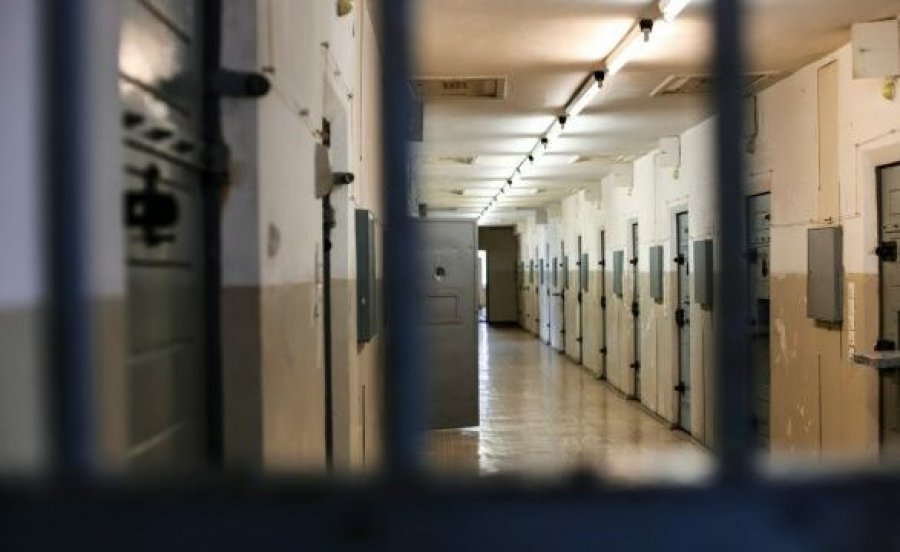 U tha policëve se kishte gëlltitur detergjent  i burgosuri 23 vjeçar nga Kosova arratiset nga spitali në Itali