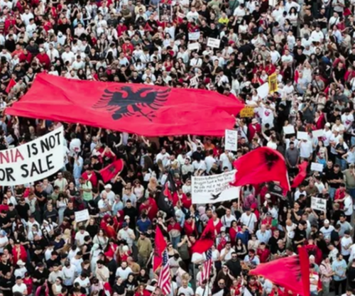 Dita e 27-të e protestës në Tiranë, aktivistët dhe qytetarët nisin marshimin drejt Kryeministrisë