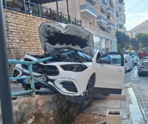 Aksident në Sarandë, makina del nga rruga dhe përplaset me barrierat