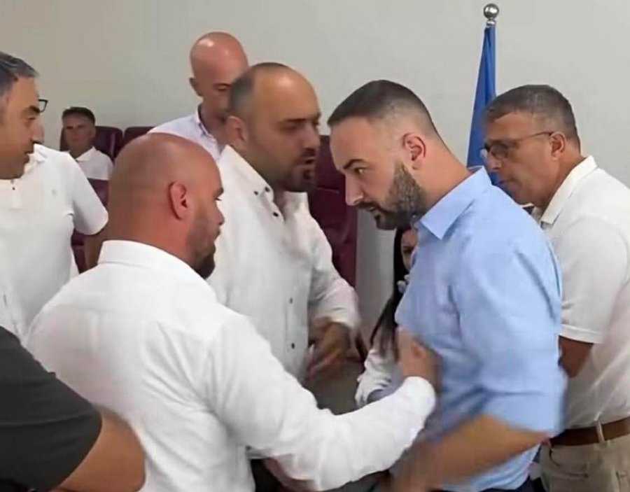Eskalon debati në Komunën e Gjilanit  përfshihet drejtori i LVV së dhe asamblisti i PDK së  Video 