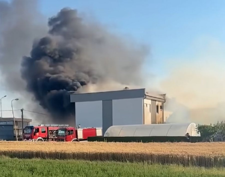 Përfshihet nga zjarri një shtëpi në Vragoli të Fushë-Kosovës, zjarrfikësit në vendngjarje