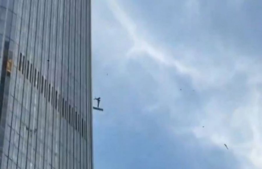nje-i-vdekur-dhe-13-te-lenduar-nga-perplasja-e-aeroplanit-me-rrokaqiellin-ne-pekin