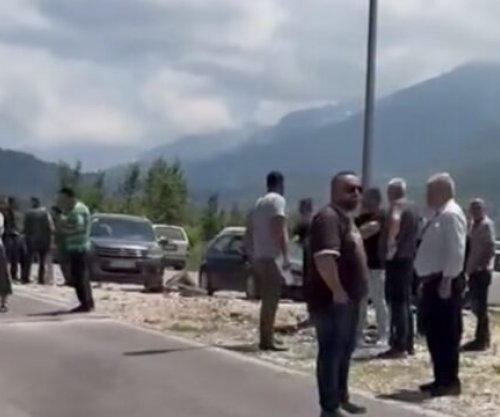 Banorët nisin të mblidhen për protestë, Pacolli iu tha se do të diskutojë me ta për laurën në rrugën për në Prevallë