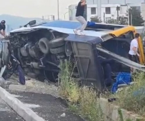 Aksident i rëndë në autostradën Tiranë-Durrës, furgoni del nga rruga, bllokohen pasagjerët