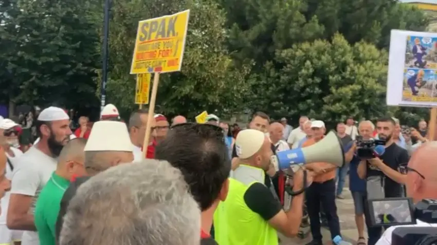 Dita e 31 të e tubimit në Tiranë  protestuesit marshojnë drejt Kryeministrisë pas përplasjeve në Kuvend