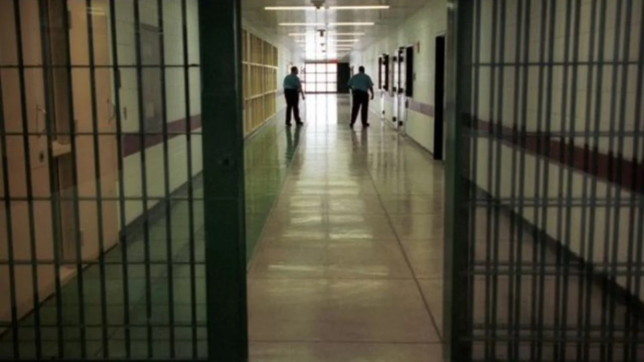 Shqipëri, dy oficerë policie vdesin brenda natës në një burg