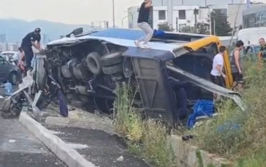 Aksident i rëndë në autostradën Tiranë Durrës  furgoni del nga rruga  bllokohen pasagjerët