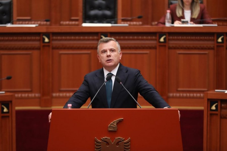 Taulant Balla i drejtohet Sali Berishës  Tentove lojë politike me Heroin e Kombit  Tahir Sinani