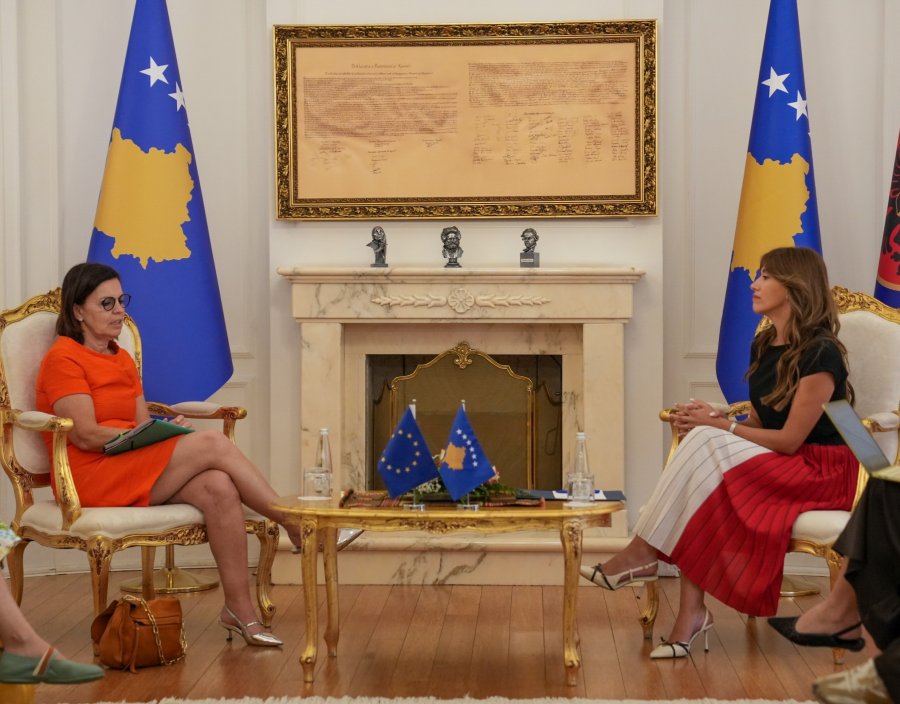 haxhiu-ne-takim-me-zyrtaren-e-komisionit-evropian-kosova-meriton-statusin-e-vendit-kandidat