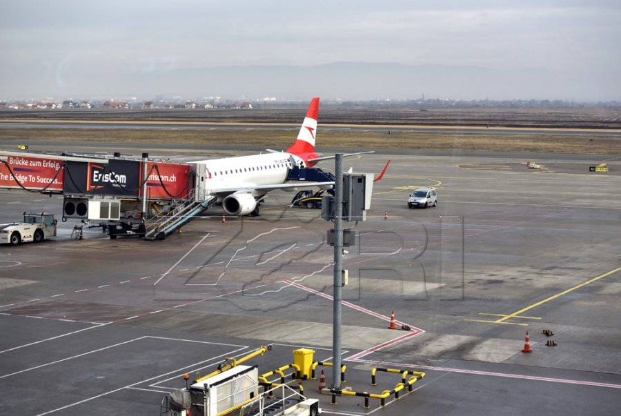 Aeroplani bën ulje emergjente në Prishtinë  dyshohet se një shqiponjë u fut në njërin prej motorëve