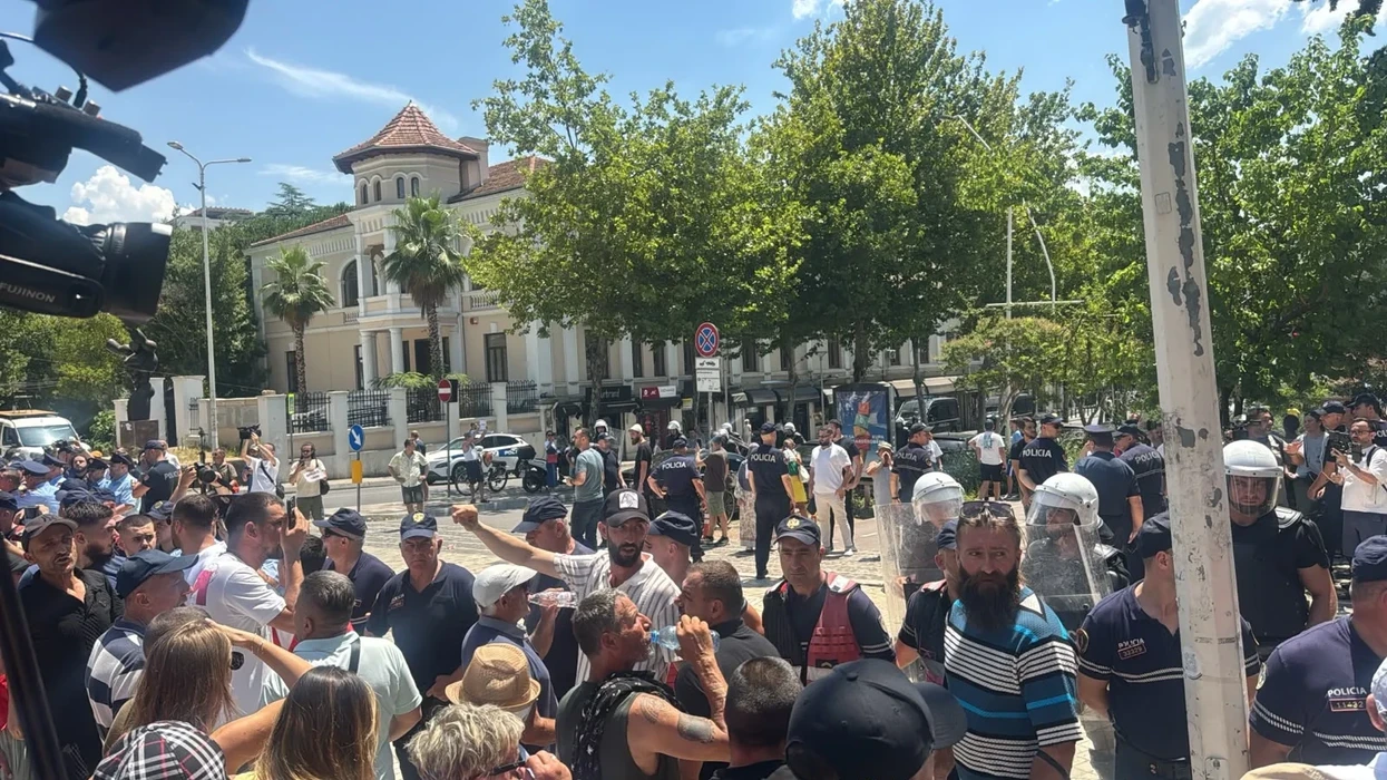Protestuesit tentojnë të bllokojnë hyrjen e Kuvendit të Shqipërisë  përplasen me policinë