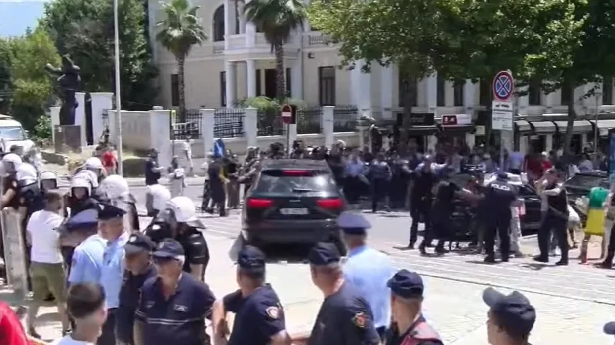 Përplasje para Parlamentit të Shqipërisë  protestuesit qëllojnë me vezë makinat e deputetëve   arrestohet Dritan Goxhaj