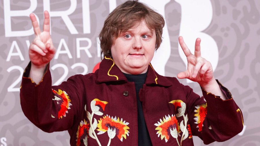 lewis-capaldi-ne-sunny-hill-festival-historia-e-artistit-qe-luftoi-me-shendetin-dhe-pushtoi-boten-me-muzike