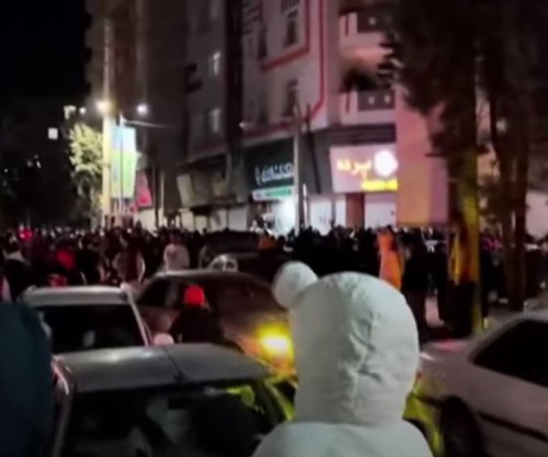 Iranianët dalin në rrugë për të festuar vdekjen e Ajatollah Ali Khameneit [video]