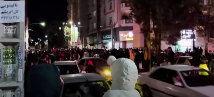 Iranianët dalin në rrugë për të festuar vdekjen e Ajatollah Ali Khameneit [video]