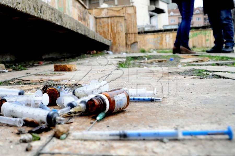 Blakaj: Mosha e përdoruesve të narkotikëve në 16 vjeç, në rritje edhe kokaina