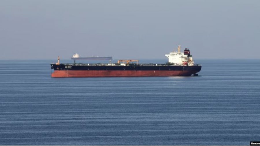 Dhjetëra cisterna nafte të bllokuara në Gjirin Persik