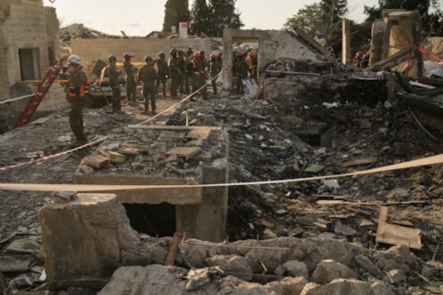 Netanyahu viziton vendin e sulmit me raketa iraniane