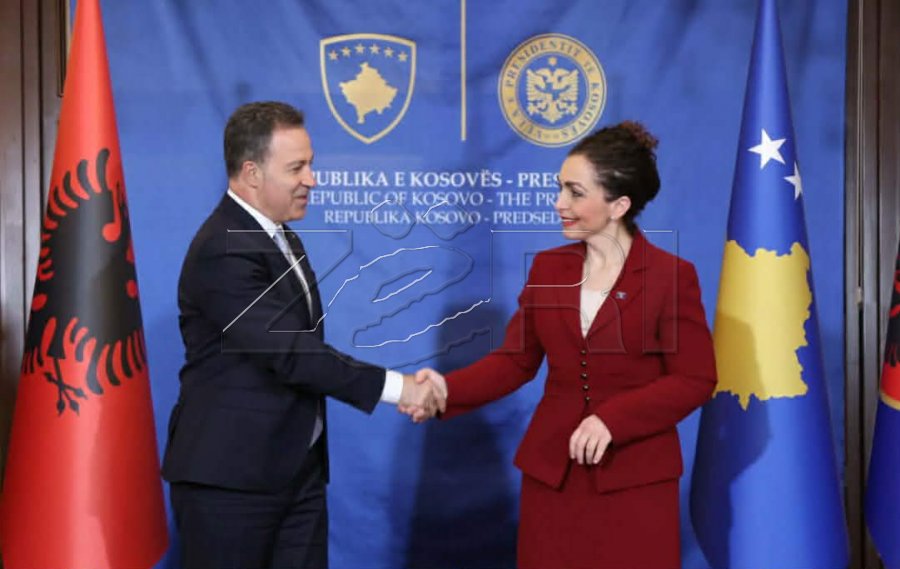 Presidentja Vjosa Osmani pret në takim kryeparlamentarin e Shqipërisë, Niko Peleshi