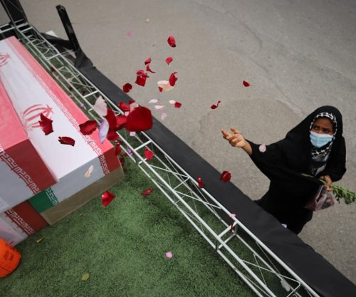 Varrimi masiv për nxënësit e vrarë në Iran