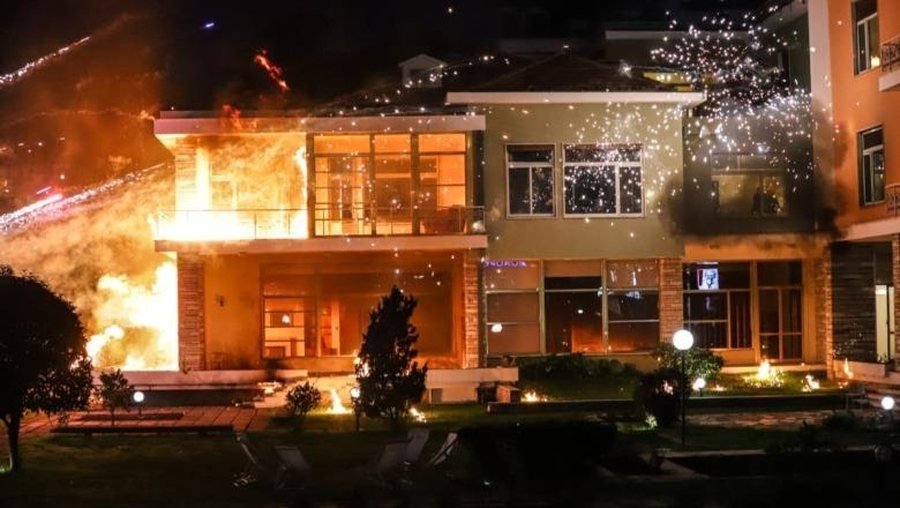 Gjykata e Tiranës liron nga qelia katër protestuesit e opozitës