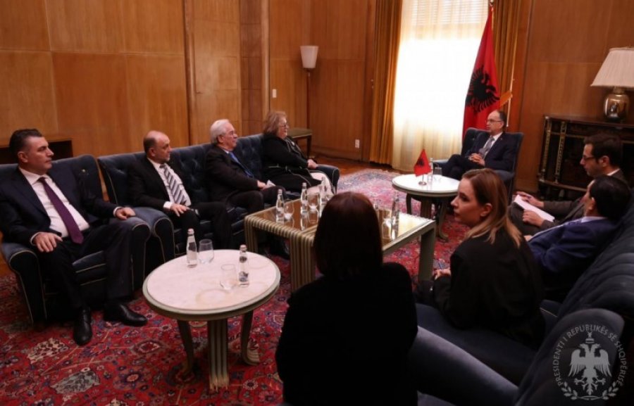 Begaj takim me akademikë nga Shqipëria dhe Kosova