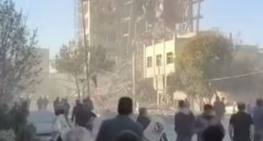 Sulmet ajrore shkatërrojnë ndërtesën, mbaheshin takimet e zyrtarëve iranianë