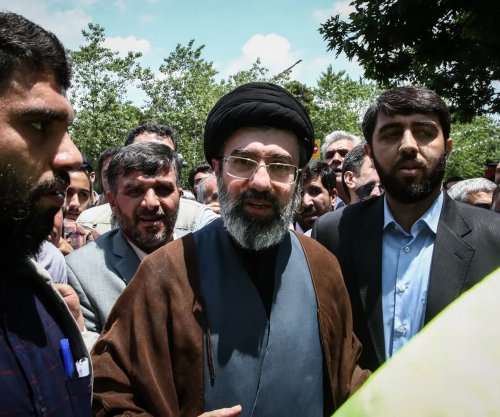 I biri i Khamaneit zëvendëson të atin në postin e liderit suprem, thonë mediat iraniane