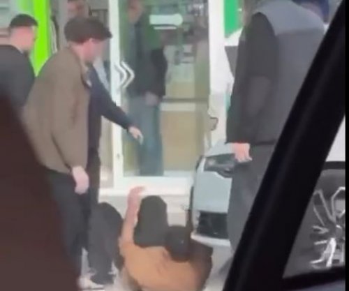 Dalin pamjet, kështu u sulmua gazetari Burim Pacolli nga reperi Mossi dhe shokët e tij [video]