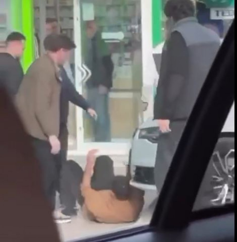 Dalin pamjet, kështu u sulmua gazetari Burim Pacolli nga reperi Mossi dhe shokët e tij [video]