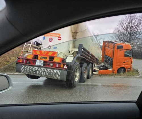 Aksident në Sllatinë, një cisternë del jashtë rrugës [foto]