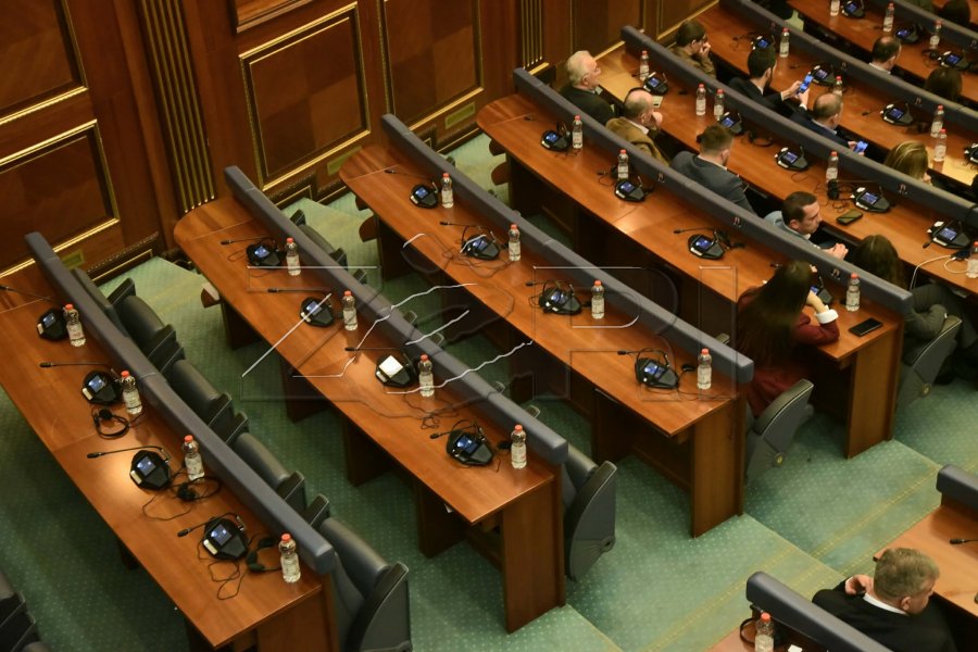 Lista Serbe nuk po merr pjesë në seancë, Kushtetuta kërkon edhe 2/3 e pakicave për votim të suksesshëm