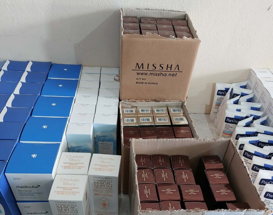 Dogana ndalon mallra kozmetike të padeklaruara  që po vinin nga Shqipëria