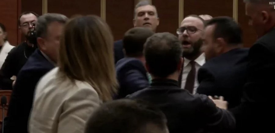 Rinis me tensione seanca në Shqipëri  Balliu përplaset fizikisht me Taulant Ballën  video 