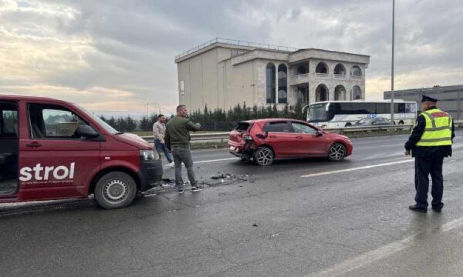 Aksident në magjistralen Prishtinë – Ferizaj, policia dhe autoambulanca në vendin e ngjarjes