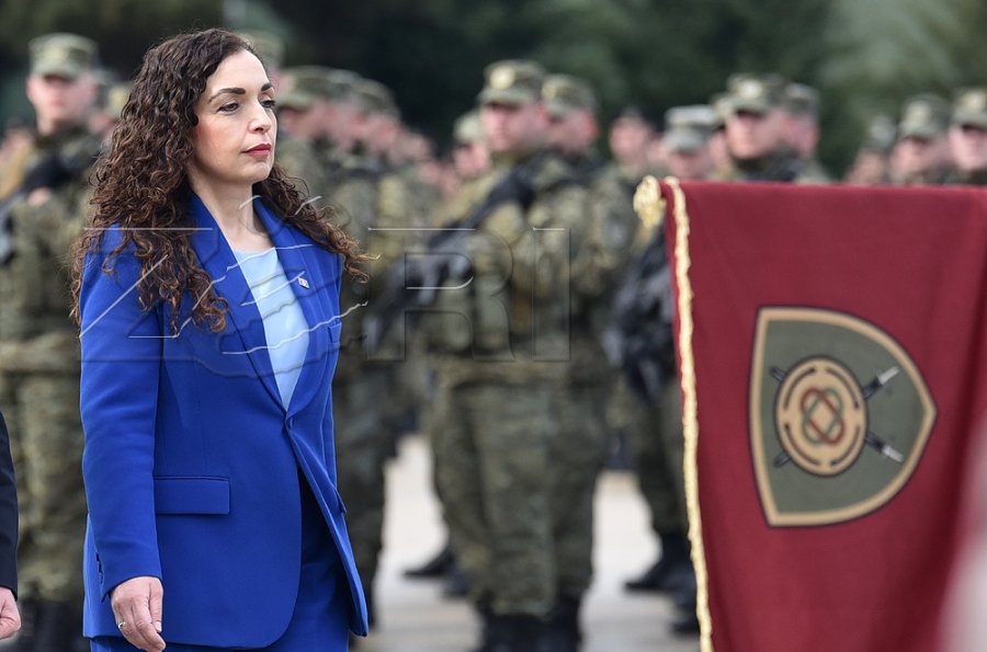 Osmani parakalon para ushtarëve të FSK-së [foto]