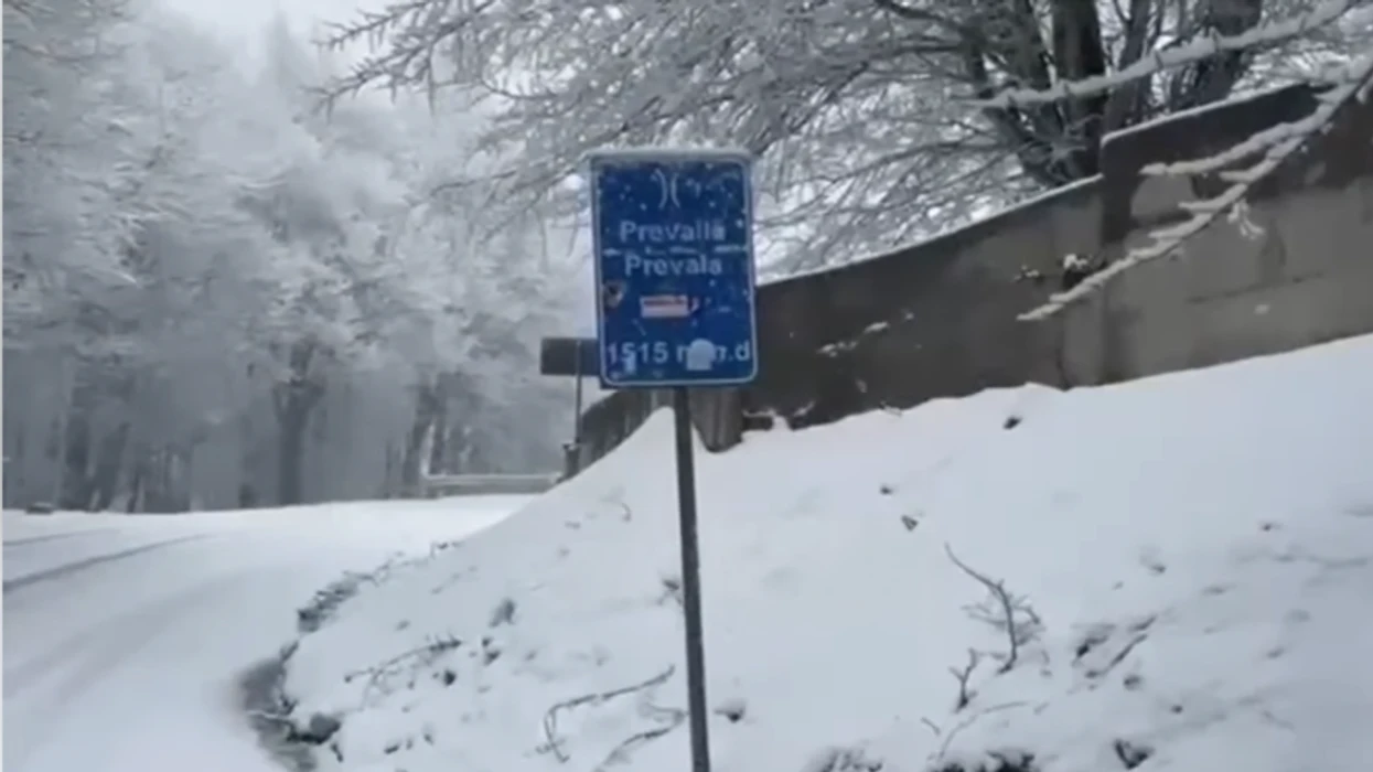 Reshje të dendura bore në Prevallë  raportohen vështirësi në qarkullim