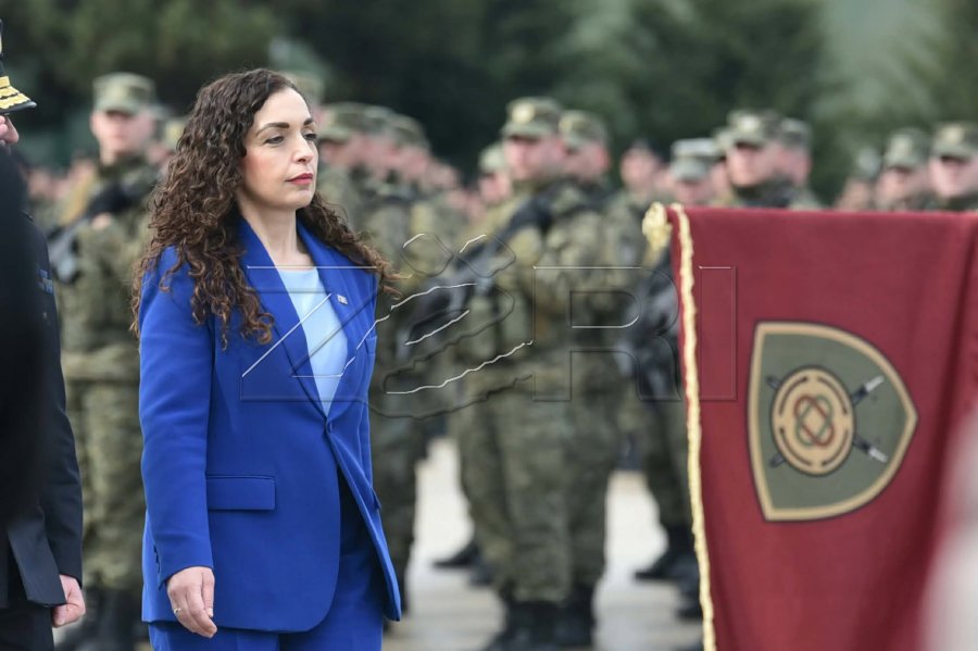 Osmani parakalon para ushtarëve të FSK-së [foto]