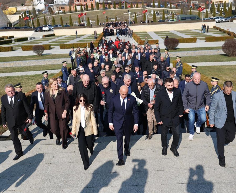 Haradinaj bën homazhe në Prekaz: Epopeja e UÇK-së na kujton përpjekjet për liri ndër shekuj