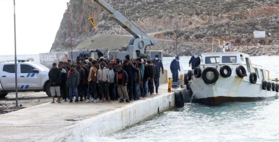 qindra-emigrante-shpetohen-ne-det-prane-kretes