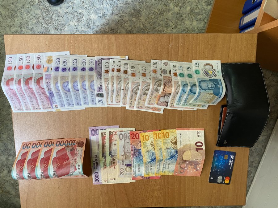 Qytetari nga Istogu dorëzon në Polici kuletën që e gjeti me para dhe kartela bankare
